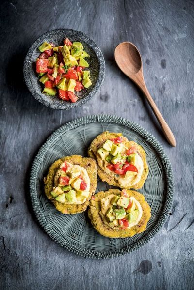 maiskoekjes met avocadosalsa the happy pear