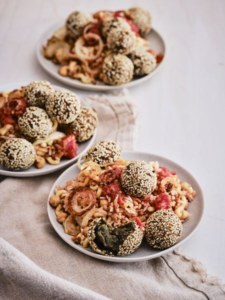 Koshari met krokante uien en ta ameya Isabel Boerdam