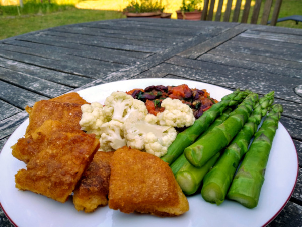 polentaplakken groene asperges tuin